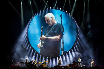Literarisch - David Gilmour tritt mit Ehefrau auf und spielt neuen Song 